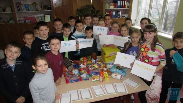 Нововолинські учні передали посилки на Схід. ФОТО