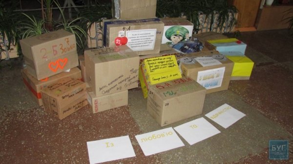 Нововолинські учні передали посилки на Схід. ФОТО