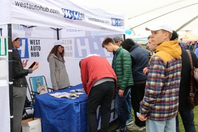 Луцька компанія WEST AUTO HUB розігрує iPhone X на фестивалі ретро-автомобілів  у столиці*