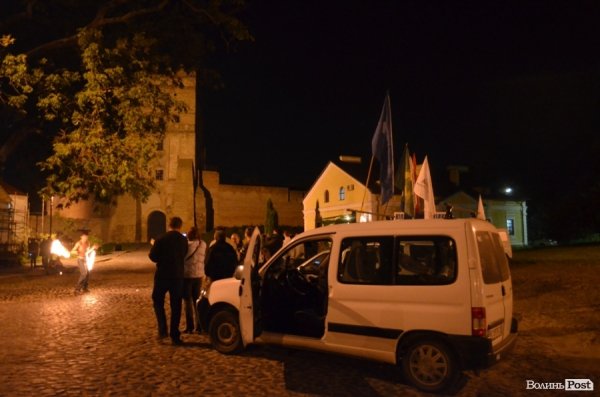 Автомайдан у Луцьку зустрічали вогняним шоу. ФОТО