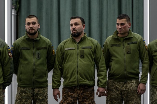 «Люди по всьому світу вражені вашою відвагою»: глава Пентагону зустрівся з українськими воїнами