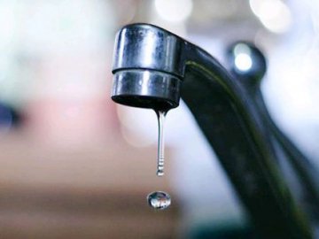 Пояснили, чому в кранах лучан вночі ледь біжить вода