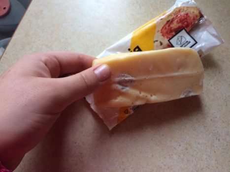 Повернули гроші та вибачились: на Волині жінка придбала зіпсований сир. ФОТО