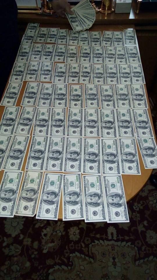 Килим з доларів: суддів затримали на хабарі голові САП Холодницькому. ФОТО