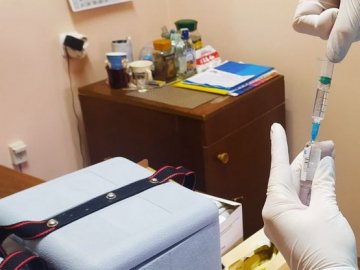 У луцькій лікарні почали вакцинувати проти COVID-19 підлітків. ВІДЕО