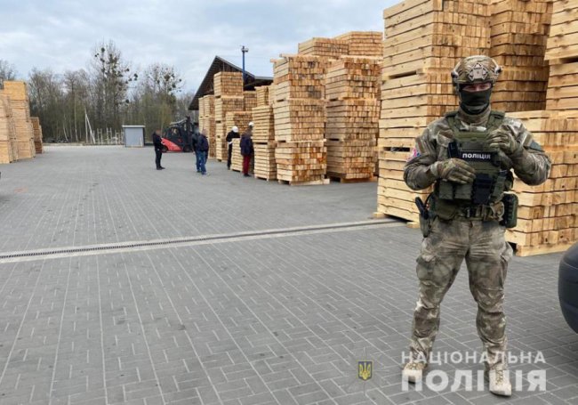 На волинському підприємстві під час обшуку знайшли понад 100 «кубів» незаконного лісу