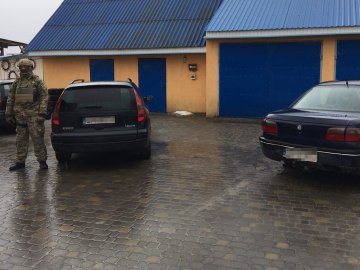 На Волині прикордонники викрили злочинну схему ввезення автівок з єврономерами