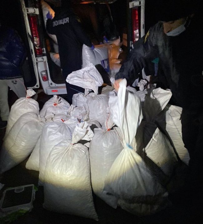 На Житомирщині поліція затримала авто з 700 кг бурштину