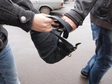 У  райцентрі на Волині молодик вкрав у перехожого сумку з грошима