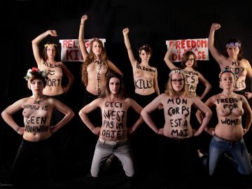 FEMEN напали на священика. ФОТО