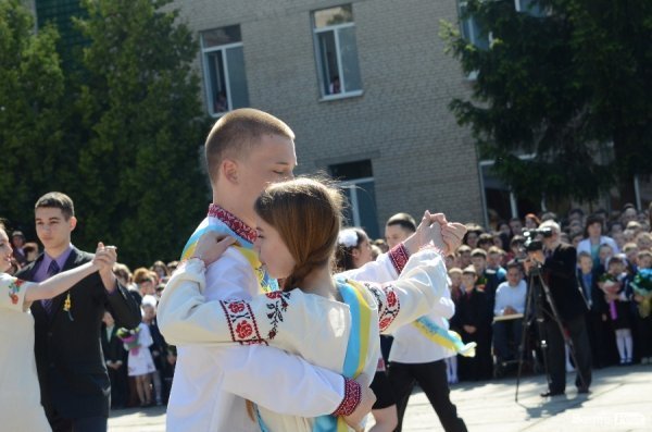 У Луцьку - останній дзвінок для школярів. ФОТО