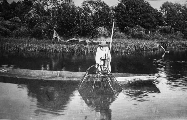 Показали столітнє фото рибалки з Волині