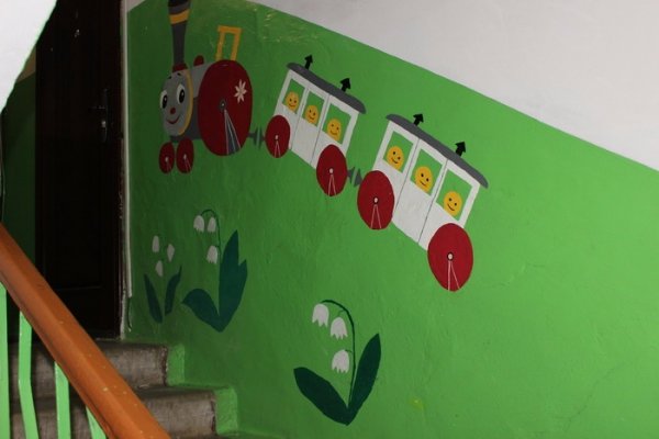 Мешканці одного з луцьких будинків перетворили свій під'їзд у казку. ФОТО