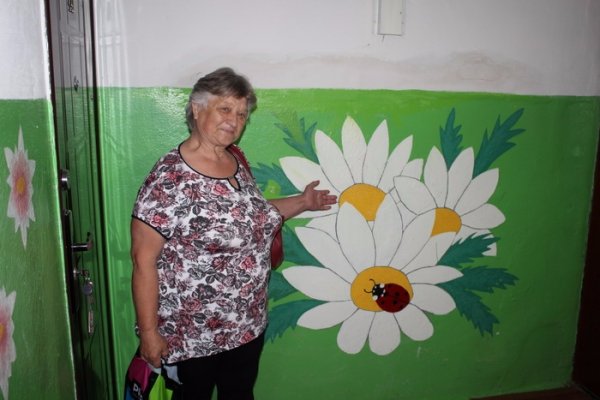 Мешканці одного з луцьких будинків перетворили свій під'їзд у казку. ФОТО