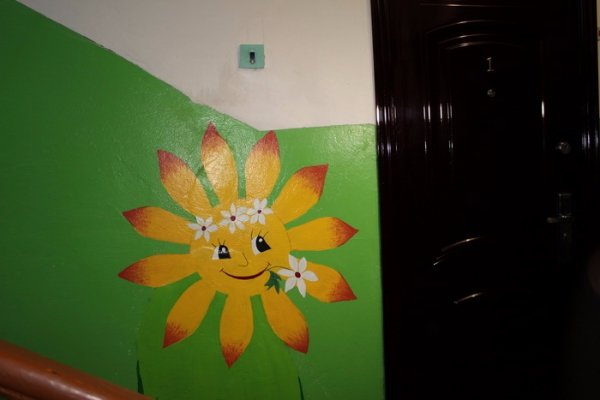 Мешканці одного з луцьких будинків перетворили свій під'їзд у казку. ФОТО