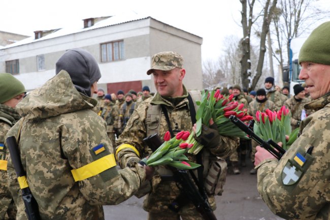 Тюльпани для захисниць: військові тероборони Луцька привітали жінок зі святом. ФОТО