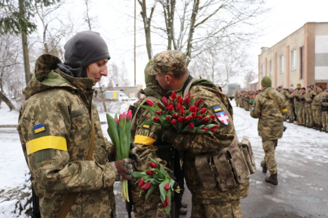 Тюльпани для захисниць: військові тероборони Луцька привітали жінок зі святом. ФОТО
