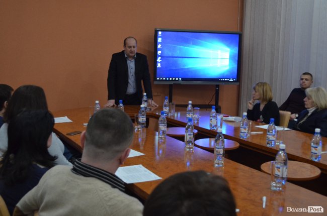 Керівники та представники батьківських піклувальних рад шкіл Луцька на презентації мультиборда