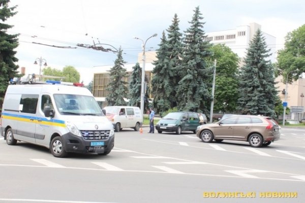 Аварія в Луцьку: в центрі не розминулися два авто. ФОТО