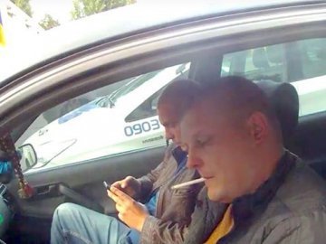 У Києві нетверезий водій авто беркутівець намагався домовитись. ВІДЕО