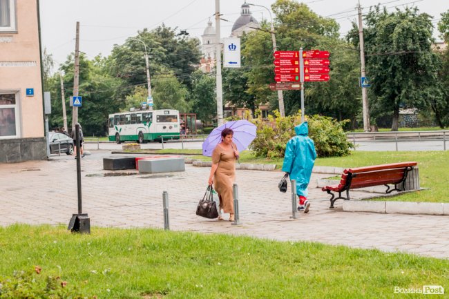 Парасольки і калюжі: дощовий день у Луцьку. ФОТО