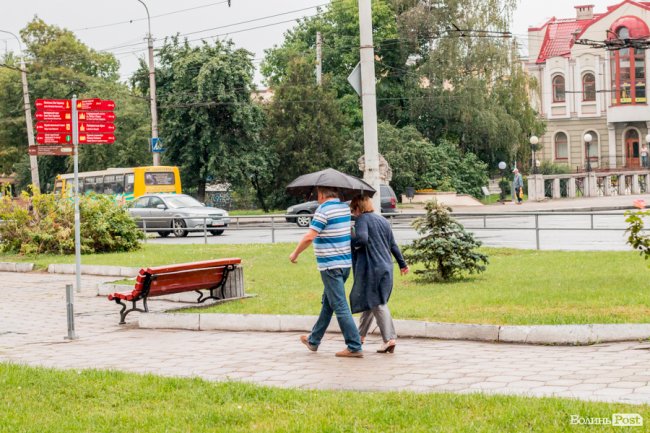 Парасольки і калюжі: дощовий день у Луцьку. ФОТО