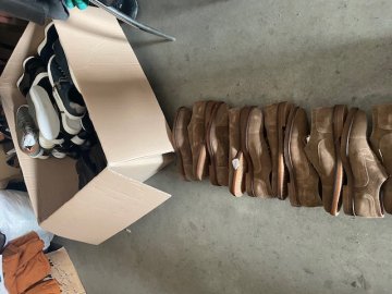 Через «Ягодин» намагались незаконно провезти нове взуття під виглядом секонд-хенду