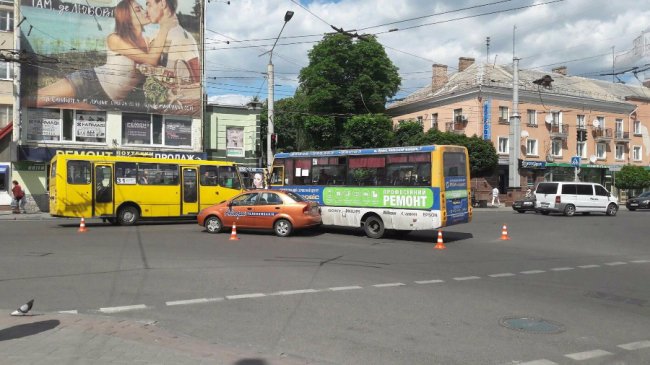 Автомобіль «Аверсу» потрапив у аварію в центрі Луцька