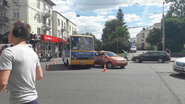 Автомобіль «Аверсу» потрапив у аварію в центрі Луцька