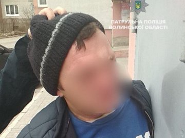 Психічнохворий чоловік поранив луцького патрульного. ФОТО