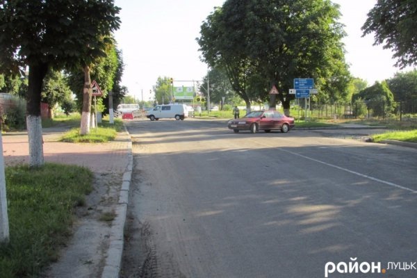 У Луцьку закрили переїзд через колію. ФОТО