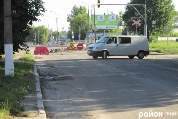 У Луцьку закрили переїзд через колію. ФОТО
