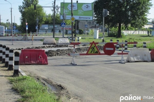У Луцьку закрили переїзд через колію. ФОТО