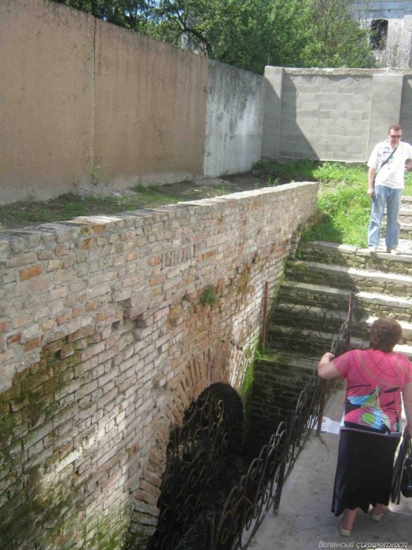 Берестечко, вул. Незалежності, 1. Відкритий підземний хід.