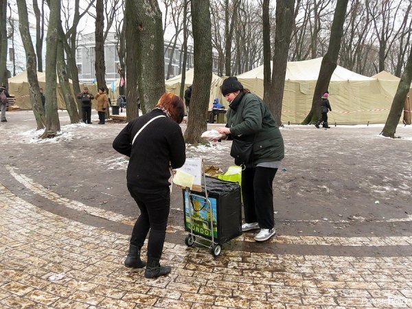 написано: сосиска в тісті 6 грн