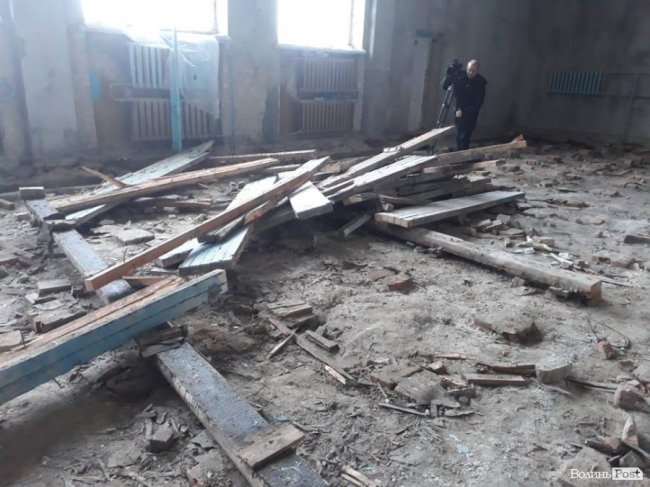 «Зривали підлогу і продавали людям»: пояснили, чому у Гіркій Полонці не завершили ремонт шкільного спортзалу
