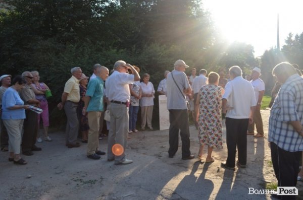 Лучани протестують проти військової техніки. ФОТО 