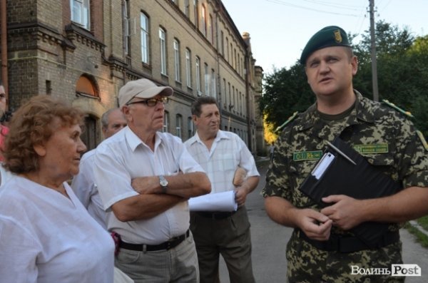 Лучани протестують проти військової техніки. ФОТО 