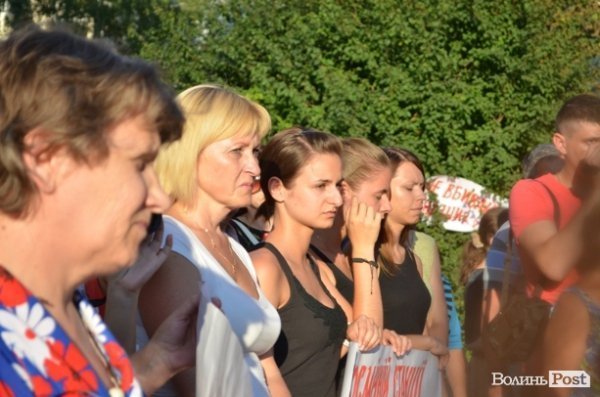 Лучани протестують проти військової техніки. ФОТО 