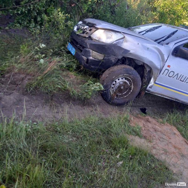 На Волині автівка поліції злетіла у кювет. ФОТО