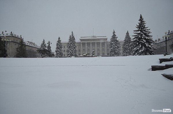 Луцьк замітає снігом. ФОТО