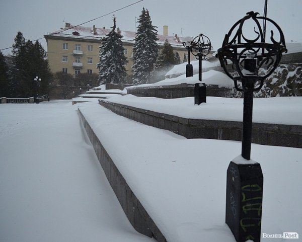 Луцьк замітає снігом. ФОТО