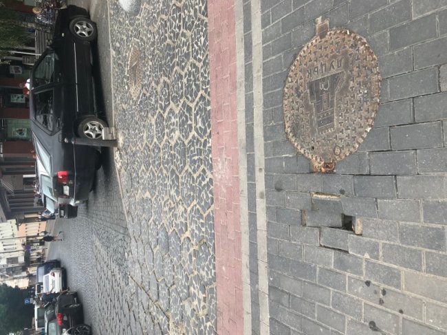 У Луцьку провалилась бруківка. ФОТО