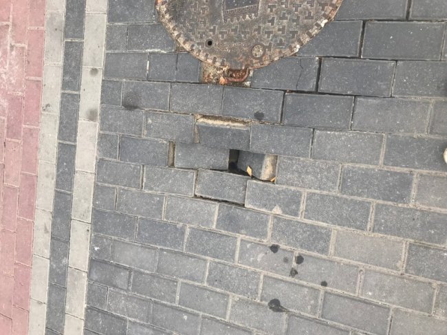 У Луцьку провалилась бруківка. ФОТО