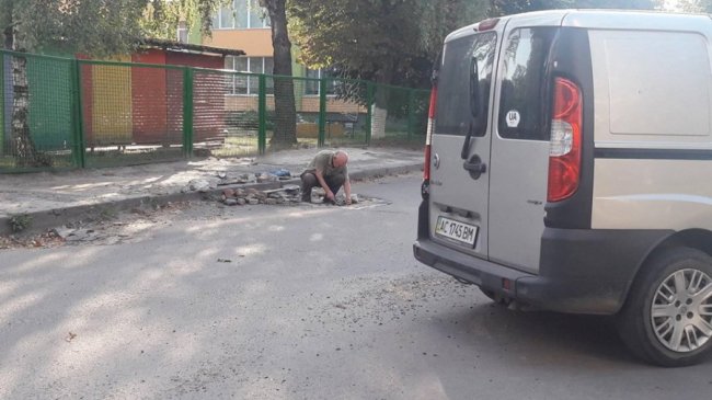 Лучанин самотужки латає ями на дорогах. ФОТО