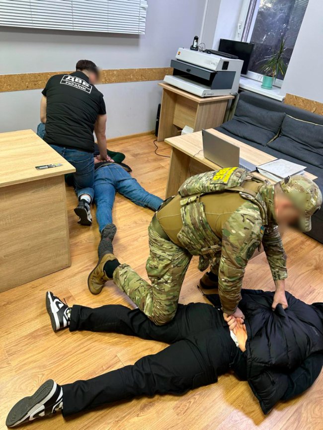 На Волині двоє мешканців Рівненщини пропонували прикордоннику понад 8 тисяч доларів, аби потрапити до Польщі