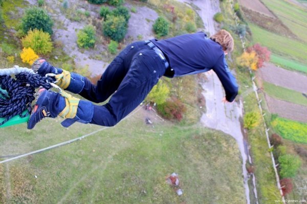 Дощ і холод не завадили «божевільним стрибкам» під Луцьком. ФОТО
