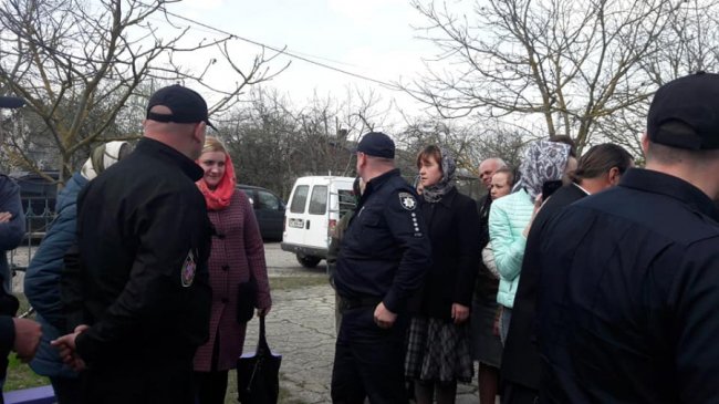 На Волині прихильники Московського патріархату заблокували вхід до храму, який перейшов до ПЦУ. ФОТО