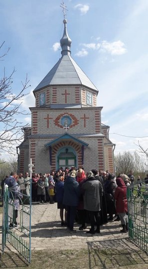 На Волині прихильники Московського патріархату заблокували вхід до храму, який перейшов до ПЦУ. ФОТО