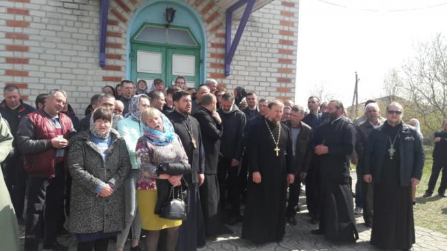 На Волині прихильники Московського патріархату заблокували вхід до храму, який перейшов до ПЦУ. ФОТО